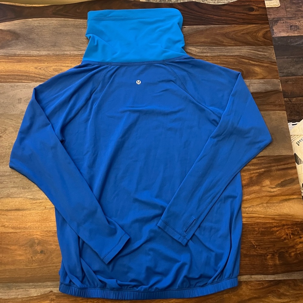Lululemon sweatshirt/ Healthy Heart Long Sleeve Pullover